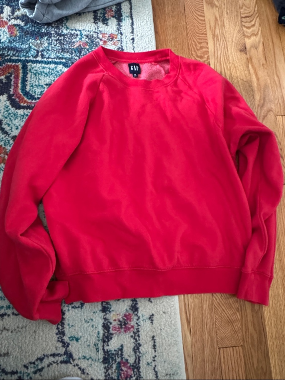 GAP Red slightly cropped Crewneck Sweatshirt women’s size small